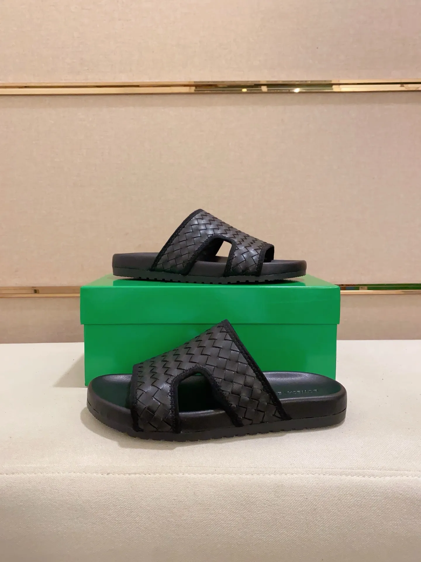 Men's shoes 💰: 320💰[BV~Bottega Veneta] Trendy new slippers are on the market. Same style as the official website. Counter quality [strong][strong][strong] Selected cow patent leather weaving. High-end atmosphere. Very cost-effective. Original wear-resistant rubber outsole. Fine workmanship. The upper layer of materials is used. The quality is visible. Shoe size 38-45.